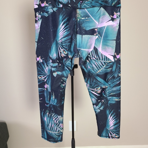 Fabletics palm leaf sports bra & legging set - Picture 3 of 5